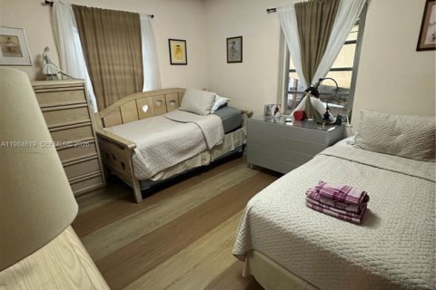 House in Miami, Florida 2 bedrooms, 128.95 sq.m. № 2045835 - photo 9