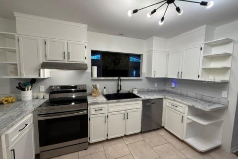 House in Umatilla, Florida 4 bedrooms, 218.04 sq.m. № 2113947 - photo 8