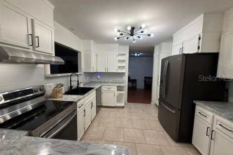 House in Umatilla, Florida 4 bedrooms, 218.04 sq.m. № 2113947 - photo 7