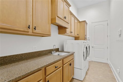 House in Tampa, Florida 5 bedrooms, 387.12 sq.m. № 1719721 - photo 27