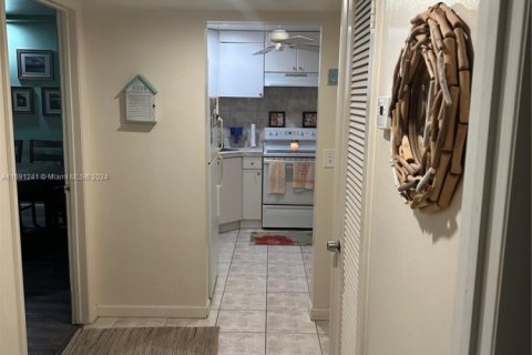 Condo in Pompano Beach, Florida, 1 bedroom  № 1715240 - photo 3
