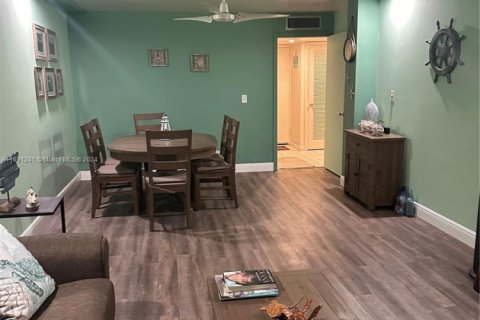 Condo in Pompano Beach, Florida, 1 bedroom  № 1715240 - photo 2