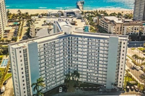 Condo in Pompano Beach, Florida, 1 bedroom  № 1715240 - photo 1