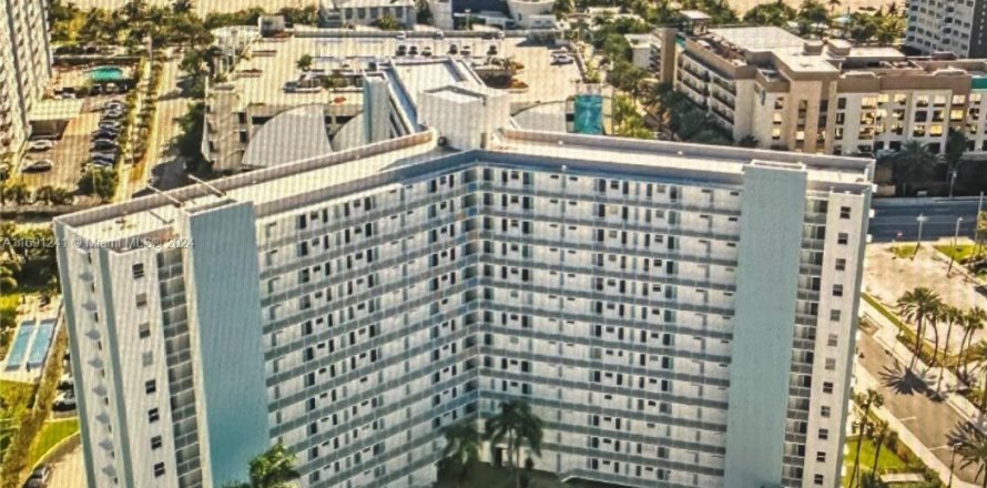 Condo in Pompano Beach, Florida, 1 bedroom № 1715240