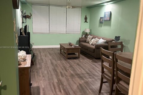 Condo in Pompano Beach, Florida, 1 bedroom  № 1715240 - photo 9