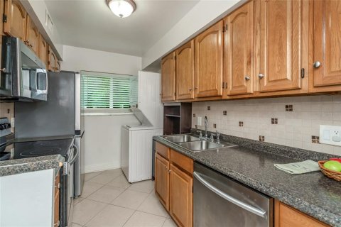 Townhouse in Largo, Florida 2 bedrooms, 75.81 sq.m. № 2386309 - photo 4
