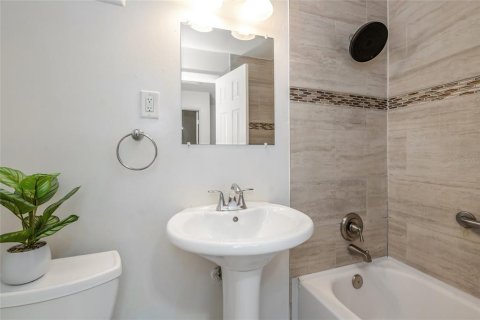 Townhouse in Largo, Florida 2 bedrooms, 75.81 sq.m. № 2386309 - photo 13