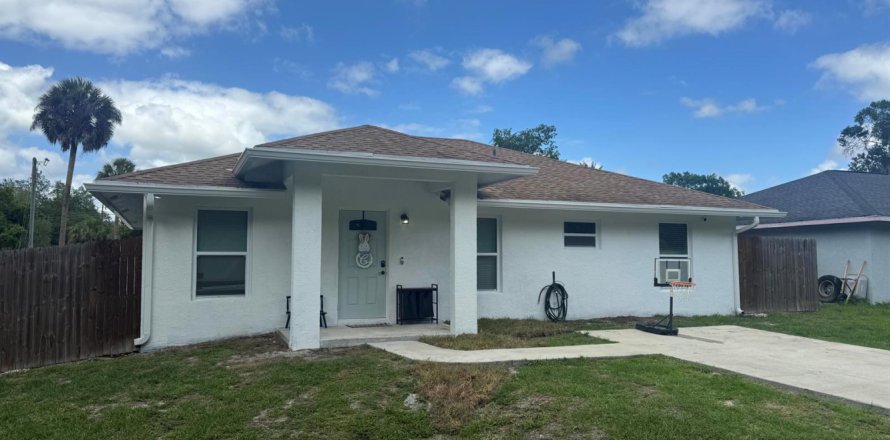 House in Okeechobee, Florida 3 bedrooms, 121.52 sq.m. № 2083293