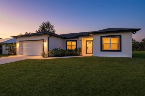 House in Port Charlotte, Florida 3 bedrooms, 125.05 sq.m. № 2013130