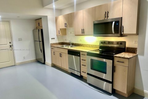 Condo in Miami, Florida, 1 bedroom  № 1864259 - photo 4