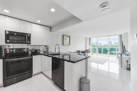 Condo in Aventura, Florida, 1 bedroom  № 2000767 - photo 4