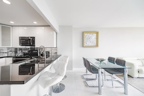 Condo in Aventura, Florida, 1 bedroom  № 2000767 - photo 12