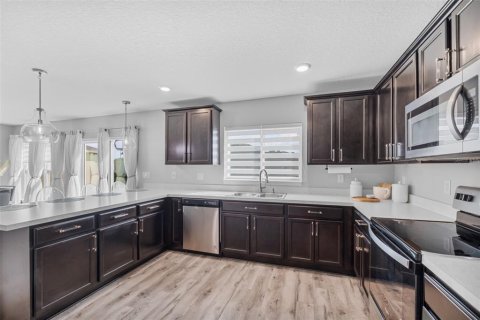 House in Davenport, Florida 4 bedrooms, 195.75 sq.m. № 1401095 - photo 12