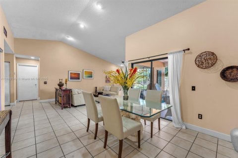 House in Miami, Florida 4 bedrooms, 194.72 sq.m. № 1931264 - photo 5