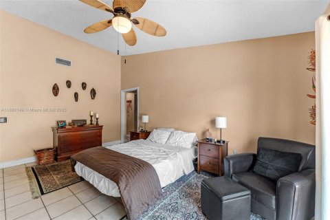 House in Miami, Florida 4 bedrooms, 194.72 sq.m. № 1931264 - photo 11