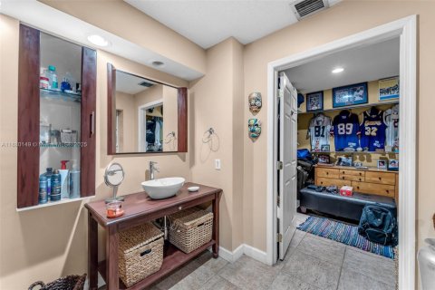 House in Miami, Florida 4 bedrooms, 194.72 sq.m. № 1931264 - photo 15
