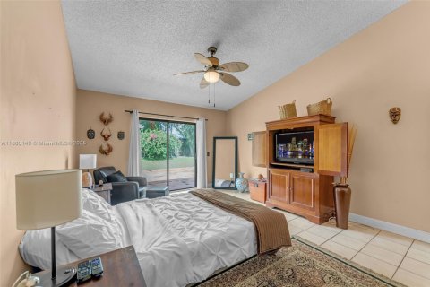 House in Miami, Florida 4 bedrooms, 194.72 sq.m. № 1931264 - photo 10