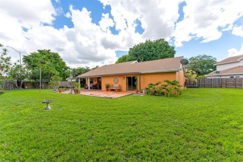 House in Miami, Florida 4 bedrooms, 194.72 sq.m. № 1931264 - photo 19