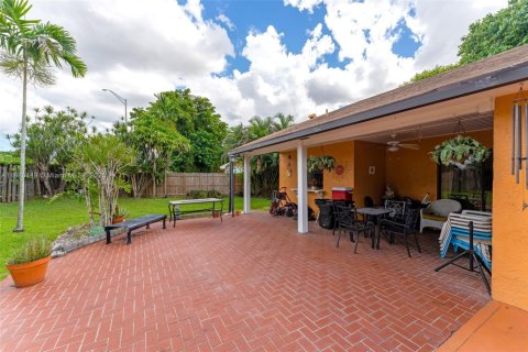 House in Miami, Florida 4 bedrooms, 194.72 sq.m. № 1931264 - photo 20