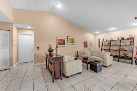 House in Miami, Florida 4 bedrooms, 194.72 sq.m. № 1931264 - photo 4