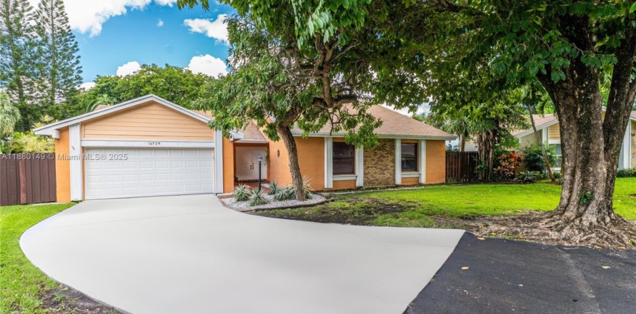 House in Miami, Florida 4 bedrooms, 194.72 sq.m. № 1931264