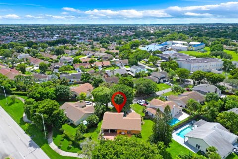 House in Miami, Florida 4 bedrooms, 194.72 sq.m. № 1931264 - photo 23