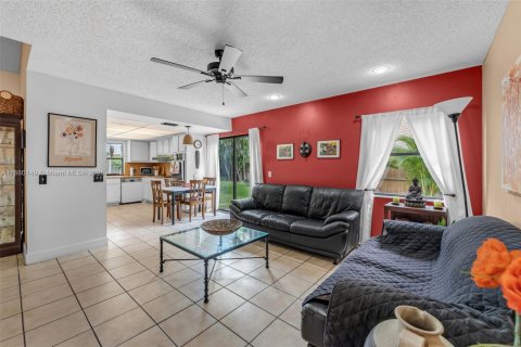 House in Miami, Florida 4 bedrooms, 194.72 sq.m. № 1931264 - photo 7