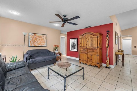 House in Miami, Florida 4 bedrooms, 194.72 sq.m. № 1931264 - photo 6