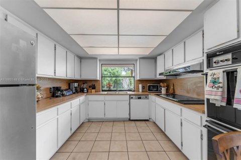 House in Miami, Florida 4 bedrooms, 194.72 sq.m. № 1931264 - photo 8