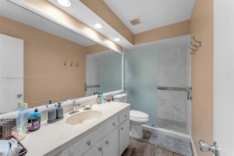 House in Miami, Florida 4 bedrooms, 194.72 sq.m. № 1931264 - photo 18