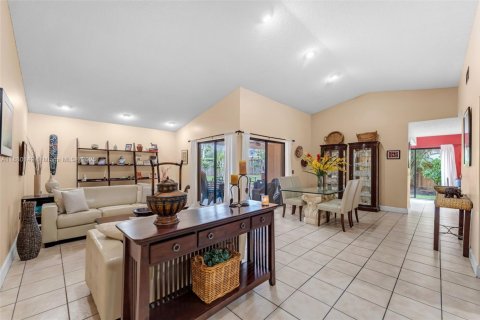 House in Miami, Florida 4 bedrooms, 194.72 sq.m. № 1931264 - photo 3