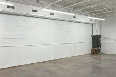 Commercial property in Miami, Florida № 1992697 - photo 3