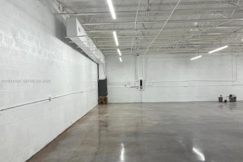 Commercial property in Miami, Florida № 1992697 - photo 5