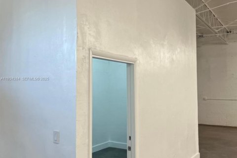 Commercial property in Miami, Florida № 1992697 - photo 6