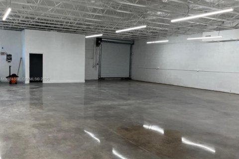 Commercial property in Miami, Florida № 1992697 - photo 1