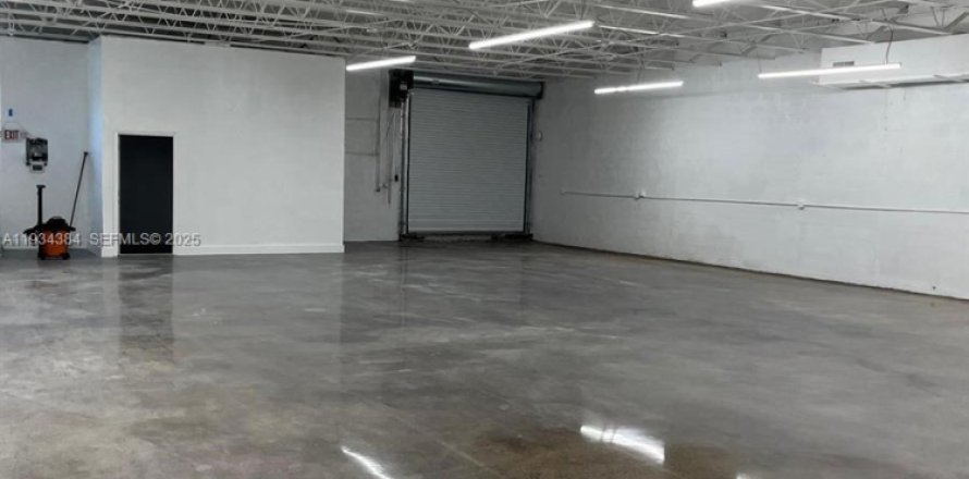 Commercial property in Miami, Florida № 1992697