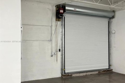 Commercial property in Miami, Florida № 1992697 - photo 9