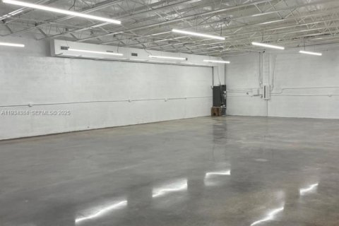 Commercial property in Miami, Florida № 1992697 - photo 8