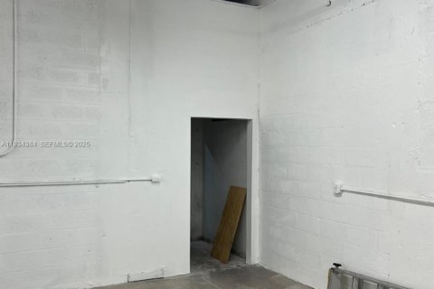 Commercial property in Miami, Florida № 1992697 - photo 7