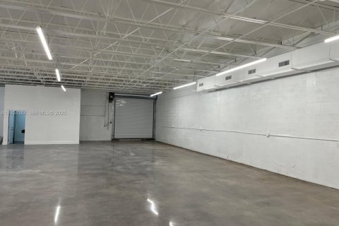 Commercial property in Miami, Florida № 1992697 - photo 2