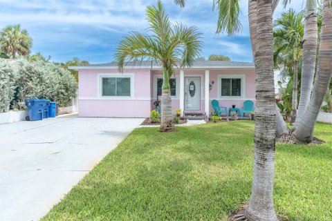 Casa en alquiler en Saint Pete Beach, Florida, 3 dormitorios, 126.35 m2 № 1831317 - foto 1