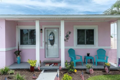Casa en alquiler en Saint Pete Beach, Florida, 3 dormitorios, 126.35 m2 № 1831317 - foto 2