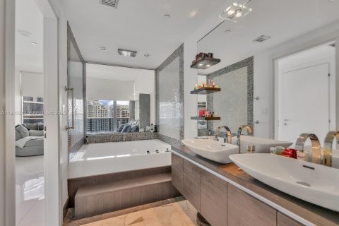 Condo in Miami, Florida, 2 bedrooms № 2088749 - photo 7