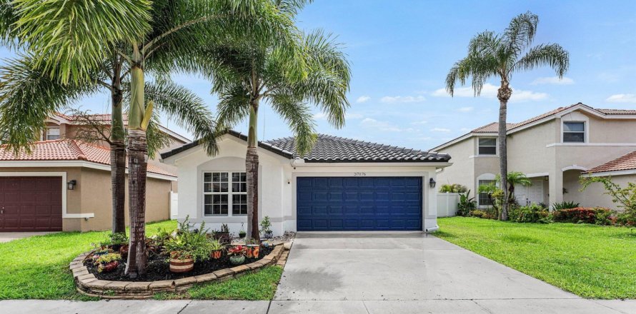 House in Boynton Beach, Florida 4 bedrooms, 136.57 sq.m. № 2185329