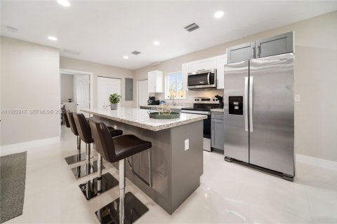 Commercial property in Miami, Florida 321.07 sq.m. № 1976736 - photo 11