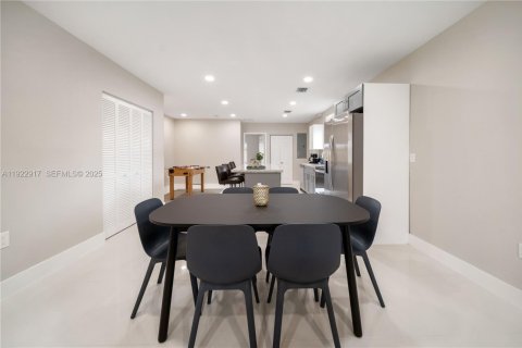 Commercial property in Miami, Florida 321.07 sq.m. № 1976736 - photo 12