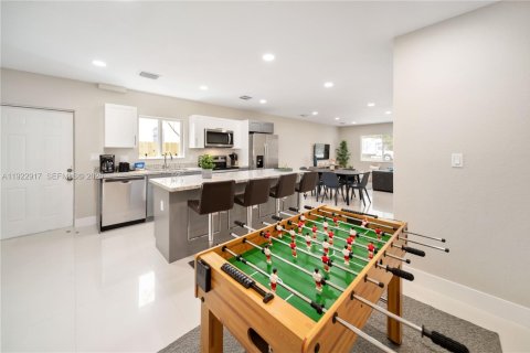 Commercial property in Miami, Florida 321.07 sq.m. № 1976736 - photo 13