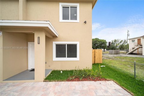 Commercial property in Miami, Florida 321.07 sq.m. № 1976736 - photo 2