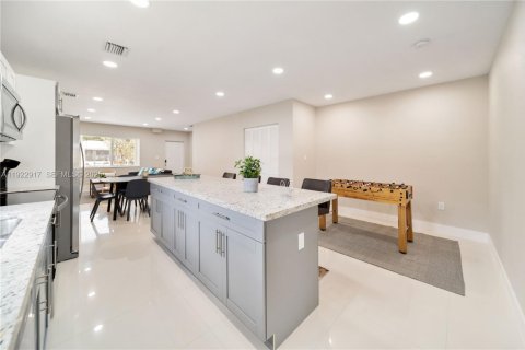 Commercial property in Miami, Florida 321.07 sq.m. № 1976736 - photo 10