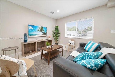 Commercial property in Miami, Florida 321.07 sq.m. № 1976736 - photo 8